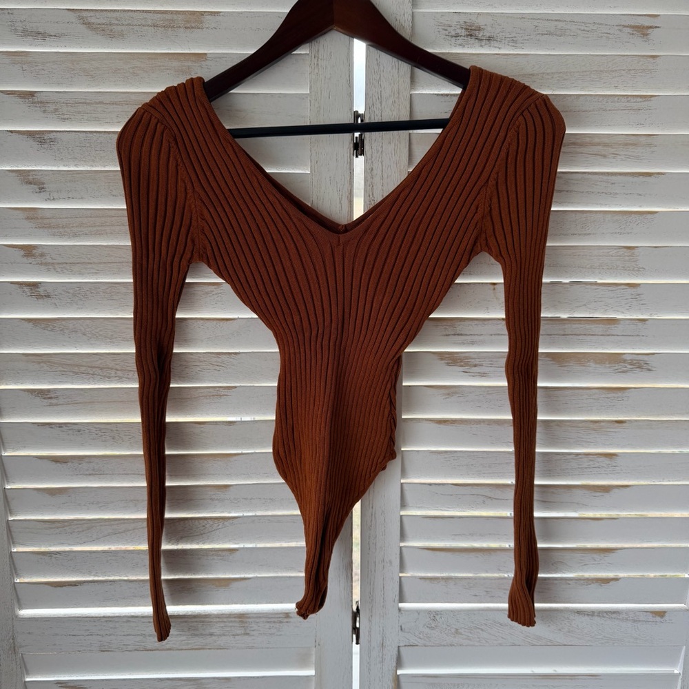 Bella Edge | Ribbed Double V-Neck Bodysuit Top - Picture 5 of 9